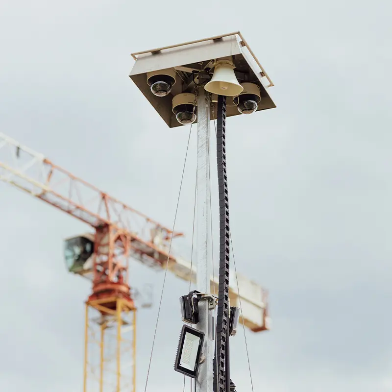 Ein Kameraturm zur Baustellenbewachung