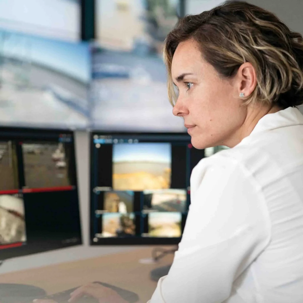 Eine Mitarbeiterin überprüft den Alarmstatus in der Zentrale.