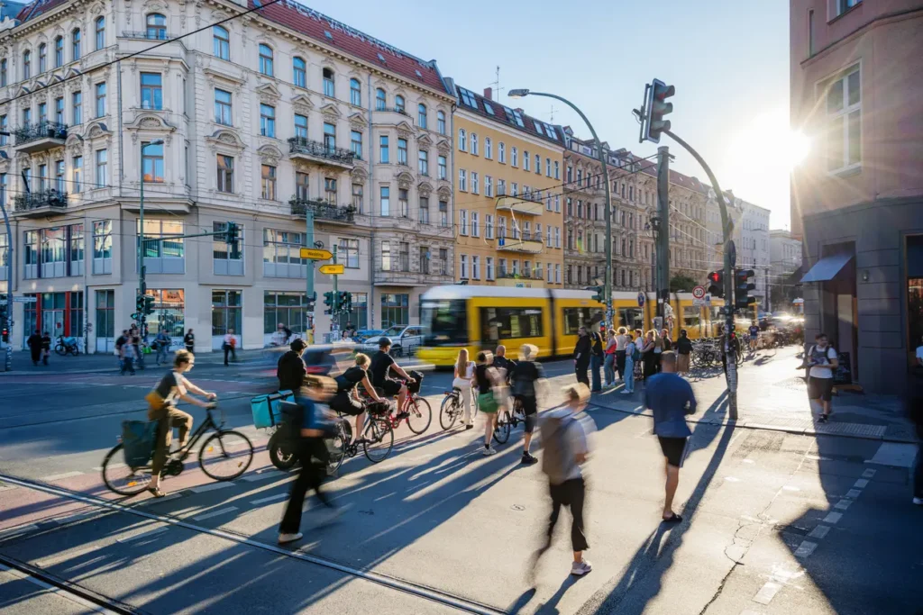 Clear Security | Gewaltprävention Berlin: Wie Citystreifen Gewalt im öffentlichen Raum verhindern | iStock 2234728980